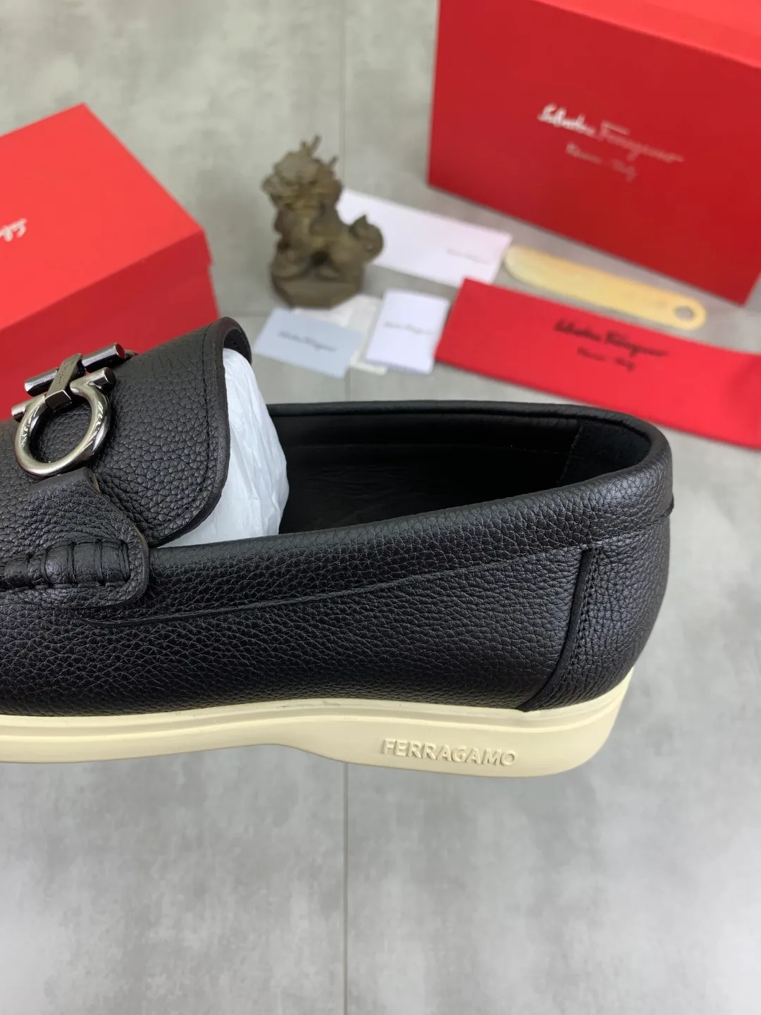 Men's Men's Shoes 💰P580💰[New Style] Water-dyed Niuli 🆘[Salvatore Ferragamo] Ferragamo's latest casual business leather shoes for men! Listed simultaneously! The fabric is made of specially imported original pebbled calfskin, and the lining is made of imported water-dyed cowhide. It is absolutely luxurious and leads the fashion trend. Matching code: 38-44 (45 and 46 can be customized) Black, brown and burgundy colors available